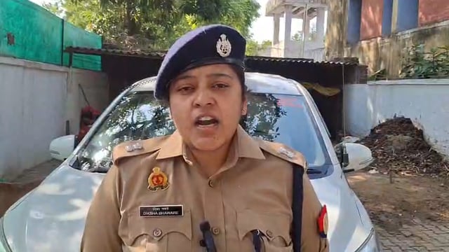 थाना खुटार क्षेत्रान्तर्गत ग्राम रौतापुर कला में कार व तेल टेंकर की सड़क दुर्घटना में कार सवार तीन 