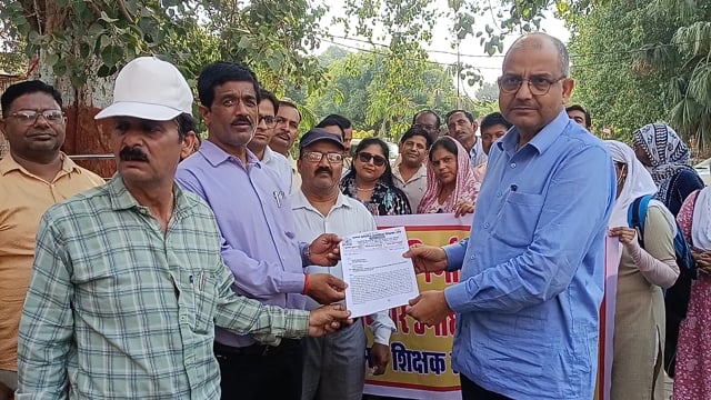शिक्षकों ने कलेक्टर में ज्ञापन दिया शाहजहांपुर