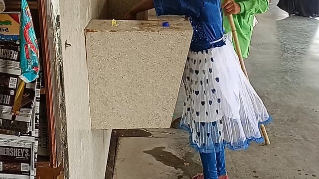 शाहजहांपुर रेलवे स्टेशन पर यात्री के लिए पानी पीने के लिए प्रेशर इतना है पानी बोतल नहीं भर सकते