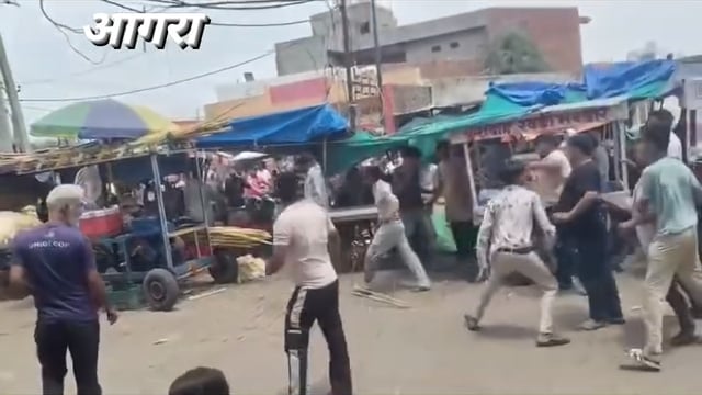 थाना किरावली क्षेत्र के अंतर्गत धकेल और फड लगाने वालों के बीच घमासान युद्ध इसी तरीके से फल एवं आगरा ऑटो चालक का अतिक्रमण