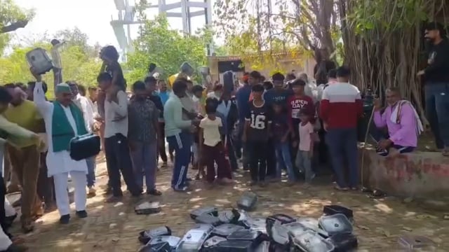 आगरा की अकोला गांव में स्मार्ट मीटर लगाने का विरोध तेज ग्रामीण का फूटा गुस्सा मीटरों को उखाड़ कर फेंक