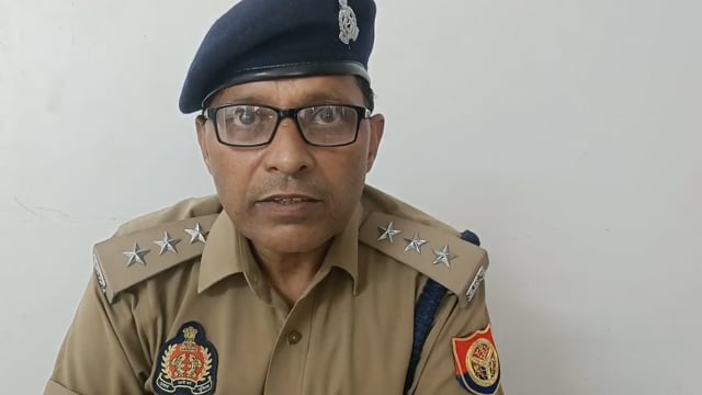 अल्हागंज में टैंकर-बस की टक्कर, 13 घायल

थाना अल्हागंज क्षेत्र में टैंकर और बस की टक्कर में 13 लोग घायल हो गए। सभी घायलों को तुरंत इलाज के लिए अस्पताल भेजा गया। पुलिस मौके पर पहुंचकर राहत एवं बचाव कार्य में जुटी और घटना की जांच शुरू कर दी है। क्षेत्राधिकारी जलालाबाद ने कार्रवाई की जानकारी दी।