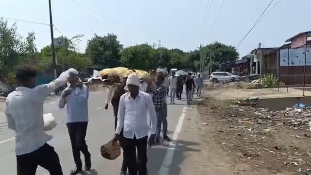 निगोही में भीषण सड़क हादसा: एक ही परिवार के 4 लोगों की मौत
शाहजहांपुर के निगोही क्षेत्र में पुवायां-मोहम्मदी रोड पर हुए दर्दनाक सड़क हादसे में पति-पत्नी और दो मासूम बच्चों सहित एक ही परिवार के चार लोगों की मौत हो गई। सभी शादी समारोह से बाइक से लौट रहे थे, तभी तेज रफ्तार बोलेरो ने टक्कर मार दी।
