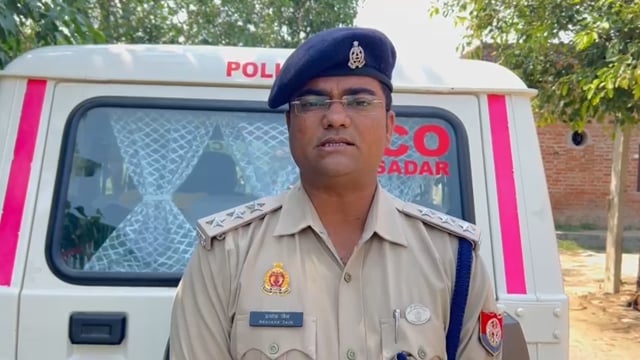शाहजहांपुर में अंबेडकर प्रतिमा क्षतिग्रस्त, FIR दर्ज; ग्रामीणों में आक्रोश, गांव में पुलिस तैनात

शाहजहांपुर थाना क्षेत्र के कटिया उसमानपुर गांव में शुक्रवार सुबह उस समय तनाव का माहौल बन गया, जब ग्रामीणों ने डॉ. भीमराव अंबेडकर की प्रतिमा को क्षतिग्रस्त पाया। अज्ञात व्यक्ति द्वारा प्रतिमा का एक हाथ तोड़े जाने की घटना से गांव में आक्रोश फैल गया।