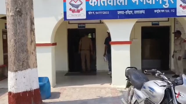 ➡️खबर/भगवानपुर⬅️ सड़क चलते लोगों से मोबाइल झपटने वाले दो शातिर लूटेरे गिरफ्तार*
 ऑपरेशन प्रहार में हरिद्वार पुलिस की बड़ी कार्यवाही*
 भगवानपुर पुलिस ने दोनों आरोपियों के कब्जे से लूटे हुए 12 मोबाइल एक स्प्लेंडर मोटरसाइकिल भी की बरामद*
 आरोपी पूर्व में भी दे चुके हैं कई वारदातों को अंजाम*