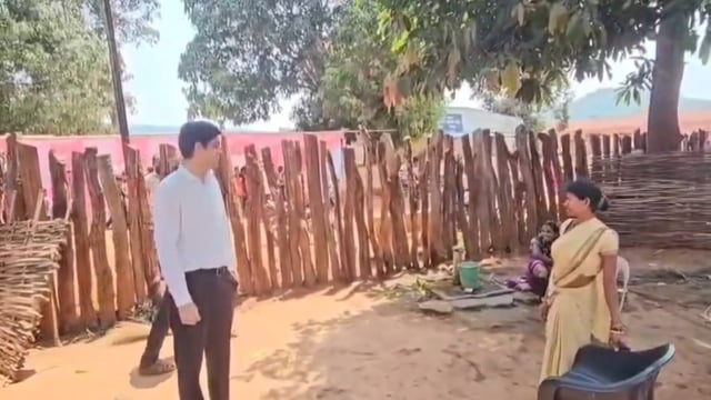 आझादी के ७७ साल बाद लाहेरी बिनागुडा पहुचे जिल्हाधिकारी स्तर के अधिकारी 