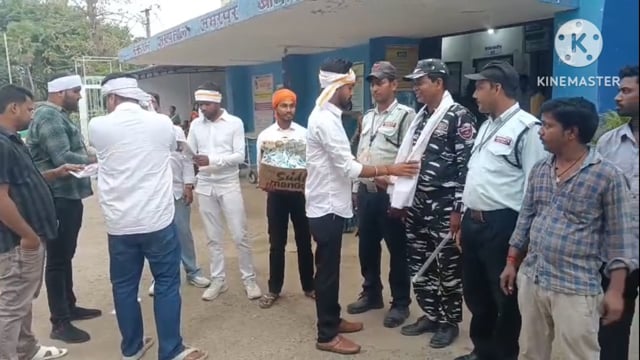 मजदूर दिवस पर बीइंग सारथी टीम ने सफाई कर्मियों और गार्ड का किया सम्मान।