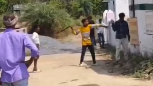 अंबेडकर नगर बसखारी के बीबीपुर में युवक की बेल्ट से बेरहमी से पिटाई,
सोशल मीडिया पर वीडियो वायरल।



Krishna Singh