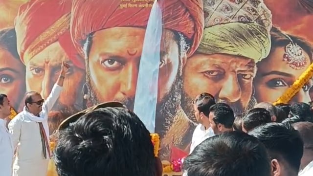 उदगीर मध्ये राजा शिवाजी चित्रपटाचा पहिला शो सुरू,शिवप्रेमीकडून पोस्टरला दुग्धअभिषेक