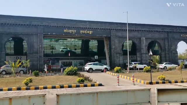 किरीट सोमय्या यांनी विमानत ळावरून हातकलंगडे पोलीस स्टेशन, शिरोली पोलीस स्टेशन , शिरोली गावात तसेच एसपी ऑफिस मध्ये जाऊन लहुजिहाद गुन्ह्याची सवीस्तर आढावा घेतला.व सुचेना केल्या.