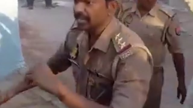 ➡️.....इंस्पेक्टर साहब को गौर से देखिये सामने वालों को उकसाकर दो महिला पुलिस कर्मियों को आगे कर दिया और खुद दूसरी तरफ चले गए। दो शेरनी दहाड़ती रहीं। 
दरअसल मामला यह है कि अधिवक्ताओं ने पुलिस पर कॉलर पकड़ने व काला कोट फाड़ने का आरोप लगाया, अब पुलिस ने अधिवक्ताओं पर महिला पुलिस के साथ बदसलूकी का आरोप लगाया। इसी बात पर खींचतान चल रही है।

📍UP फतेहपुर