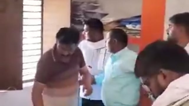 ➡️.....गोंडा में एंटी करप्शन टीम ने ग्राम विकास अधिकारी उमेश कुमार भारती को जन्म प्रमाण पत्र के लिए 10,000 रुपये रिश्वत लेते रंगे हाथ पकड़ा। मनकापुर कोतवाली में भ्रष्टाचार निवारण अधिनियम के तहत मुकदमा दर्ज कर लिया गया है। अभी गिरफ्तारी के बाद आगे की कार्रवाई चल रही है।