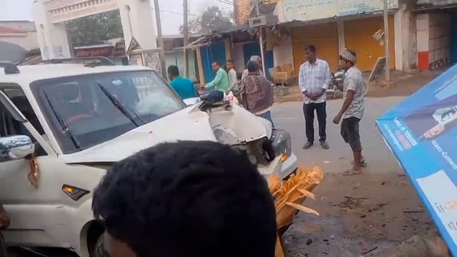 सुखपुरा इंटर कालेज के समीप तेज रफ्तार अनियंत्रित स्कार्पियो की टक्कर से दो लोग हुवे घायल
