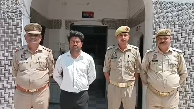 शाहजहांपुर: पुवायाँ पुलिस ने हमले के मामले में वांछित आरोपी को किया गिरफ्ता

शाहजहांपुर के पुवायाँ थाना क्षेत्र में पुलिस ने बड़ी कार्रवाई करते हुए हमले के एक मामले में वांछित आरोपी को गिरफ्तार कर लिया। यह कार्रवाई पुलिस अधीक्षक सौरभ दीक्षित के निर्देश पर चलाए जा रहे अपराध नियंत्रण अभियान के तहत की गई।