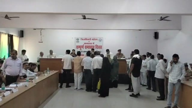  एत्मादपुर तहसील समाधान दिवस पर पहुंचे जिला अधिकारी आगरा शिकायत करता  कि लगी लंबी कतार सभी की सुनवाई की गई