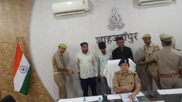 शाहजहांपुर रिजर्व पुलिस लाइन दिव्या भावर जलालाबाद तापी बज पकड़े गए