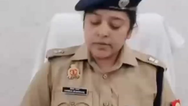 शाहजहाँपुर में एसओजी, सर्विलांस सेल और जलालाबाद पुलिस की संयुक्त कार्रवाई में ई-रिक्शा में महिलाओं के बैग-पर्स से जेवर चोरी करने वाली अन्तरजनपदीय गैंग के 7 शातिर अभियुक्तों को गिरफ्तार किया गया। पुलिस ने उनके पास से चोरी का माल, अवैध चाकू, मोबाइल फोन और मोटरसाइकिल बरामद की है।