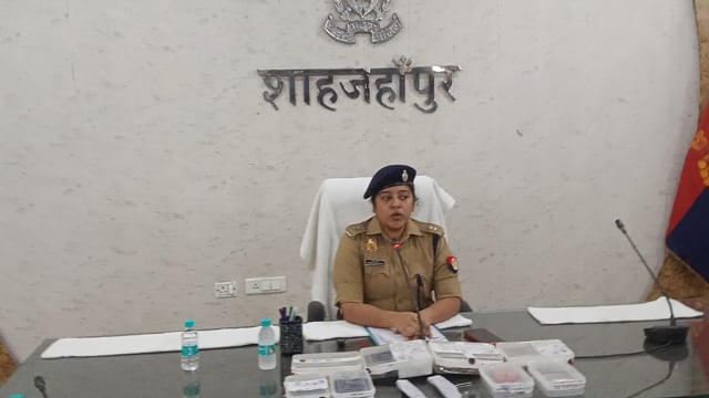 शाहजहांपुर पुलिस लाइन पकड़े गए लोगों के बारे में जानकारी देती दिव्या भावर
