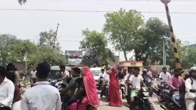 MANT- “दिनदहाड़े फरह फाटक पर खौफनाक हादसा… किसकी लापरवाही बनी मौत?”