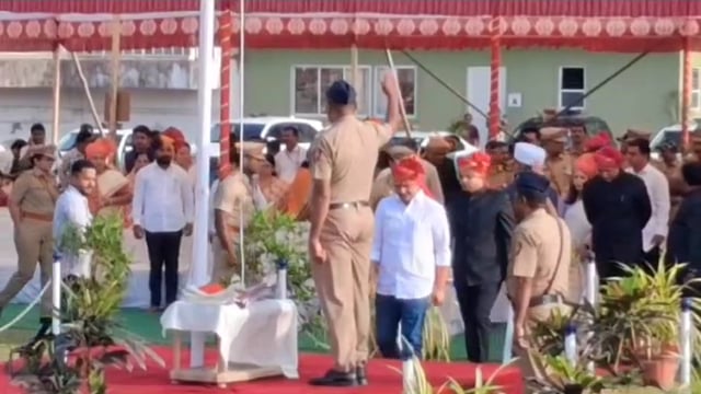 1मे महाराष्ट्र दिन व कामगार दिनी आपत्ती व्यवस्थापन क्षेत्रात धाडसी कामगिरी करत 3 तरूनांचे प्राण वाचवणार्या कृष्णात सोरटे यांचा पालकमंत्री प्रकाश आबिटकर यांनी सत्कार केला.