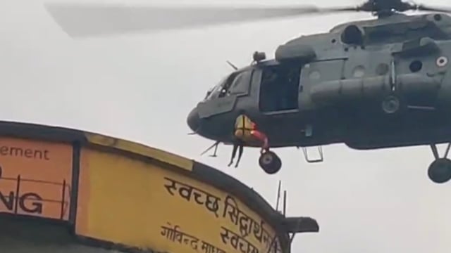 सिद्धार्थनगर में बड़ा रेस्क्यू 16 घंटे बाद टंकी पर फंसे दो युवक सेना के हेलिकॉप्टर से सुरक्षित निकले