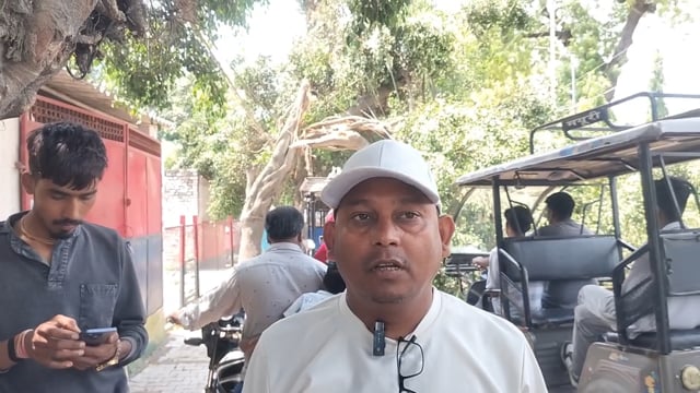 शाहजहांपुर में सूखा पेड़ गिरा, स्कूटी सवार घायल; देर से पहुंची नगर निगम टीम पर नाराजगी
शाहजहांपुर। शहर में रविवार को एक बड़ा हादसा उस समय टल गया, जब जिला कारागार गेट के पास अचानक एक सूखा पेड़ सड़क पर गिर पड़ा। खास बात यह रही कि घटना के समय न तो आंधी थी और न ही कोई तेज हवा, इसके बावजूद पेड़ अचानक धराशायी हो गया।