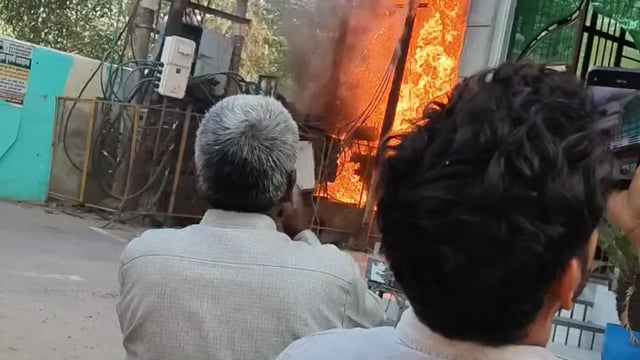 ब्रेकिंग न्यूज़. 
 मुजफ्फरनगर थाना खालापार क्षेत्र स्थित खालापार के कब्रिस्तान के बाहर रखे विद्युत ट्रांसफार्मर में लगी भयंकर आग फायर ब्रिगेड ने मौके पर पहुंच कर किया आग पर काबू तंजीम आमिर पंजाब केसरी मुजफ्फरनगर