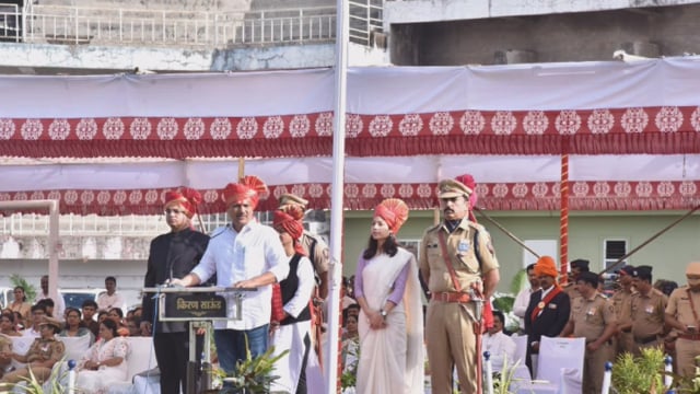1मे निमित्त कोल्हापूर जिल्ह्यातील विविध क्षेत्रात उल्लेखनीय कामगिरी करणाऱ्या गुणवंतांचा गौरव पालकमंत्री प्रकाश आबिटकर यांनी केला.