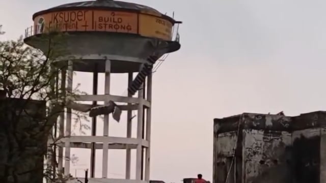 ➡️....ये बेहद दुखद समाचार है कि उप्र के सिद्धार्थनगर में पानी की टंकी की सीढ़ी टूटने से एक किशोर की मौत हो गयी, दो किशोर गिरकर घायल हुए व दो लड़कों को घंटों की मशक़्क़त के बाद सेना की सहायता से बचाया गया।

भ्रष्टाचार की भेंट चढ़ी एक और टंकी जानलेवा साबित हुई है।