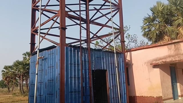 सिरदला में नल जल का टंकी फूटा पेयजल आपूर्ति बाधित, ग्रामीण हो रहे परेशान