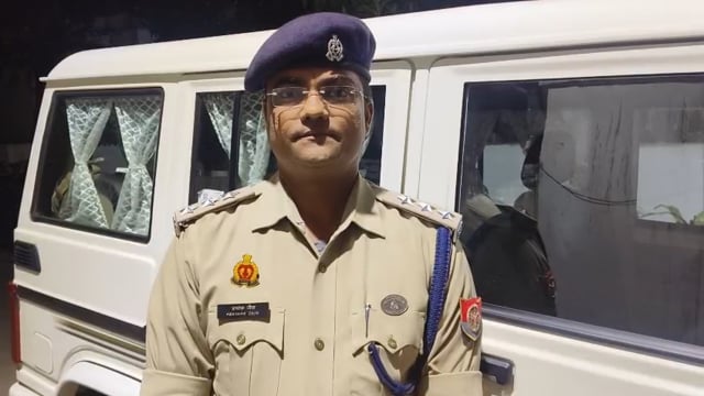 फेसबुक पर आपत्तिजनक पोस्ट करने पर कार्रवाई

थाना कांट क्षेत्र में सोशल मीडिया प्लेटफॉर्म फेसबुक पर आपत्तिजनक एवं धमकीपूर्ण पोस्ट प्रसारित करने का मामला सामने आया। घटना की जानकारी मिलने पर पुलिस ने तत्काल संज्ञान लेते हुए आवश्यक विधिक कार्रवाई की। क्षेत्राधिकारी सदर ने बताया कि मामले की जांच कर दोषी के विरुद्ध सख्त कदम उठाए जा रहे हैं।