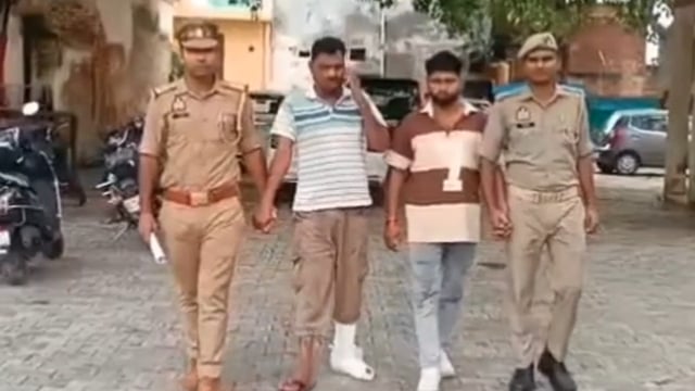 शाहजहांपुर में मेडिकल स्टोर संचालक पर फायरिंग का मामला, आरोपियों की गिरफ्तारी

सोशल मीडिया पर वायरल वीडियो में मेडिकल स्टोर संचालक पर तमंचा दिखाकर फायरिंग और मारपीट के मामले में थाना जलालाबाद पुलिस ने त्वरित कार्रवाई करते हुए अभियोग दर्ज कर आरोपियों को गिरफ्तार कर लिया है। अपर पुलिस अधीक्षक ग्रामीण ने बताया कि मामले में अग्रिम विधिक कार्रवाई जारी है।