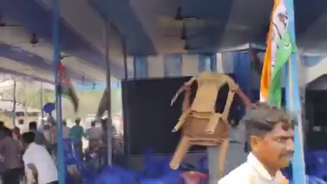 ➡️.....आसनसोल में तनाव बढ़ गया है क्योंकि BJP समर्थकों ने कथित तौर पर TMC कैंप में तोड़फोड़ की है*
स्थिति को कंट्रोल करने के लिए भारी सुरक्षा तैनात की गई है।
TMC के लंबे समय से सड़क पर चले आ रहे दबदबे को अब विरोध का सामना करना पड़ रहा है।