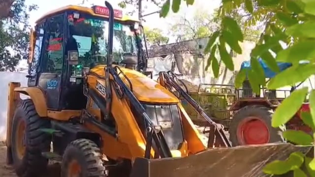 सीओ व मांट पुलिस ने अवैध खनन करते पकड़े जेसीबी और ट्रैक्टर ट्राली, 

पुलिस कार्रवाई से खनन माफियाओं में मचा हड़कंप।