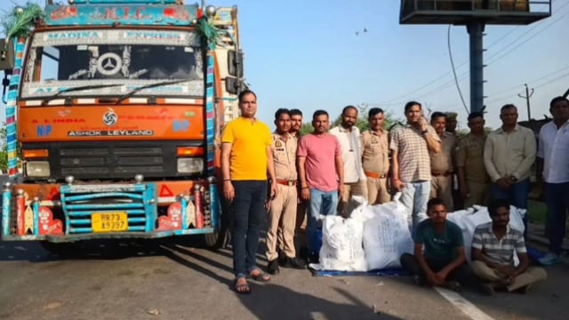 थाना फरह पुलिस ने मेवात जा रहे ट्रक से 83 किलो गांजा किया बरामद चेकिंग के दौरान दो लोग गिरफ्तार