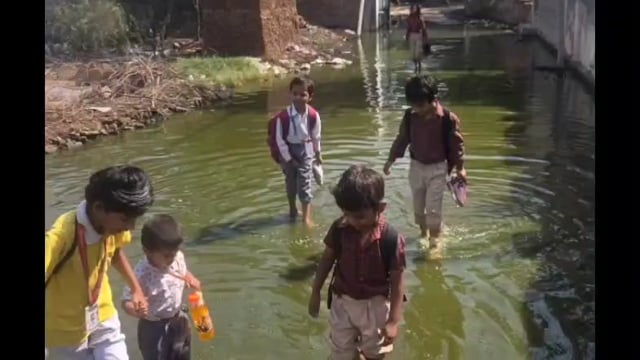MANT-रास्ता या तालाब? डेढ़ फुट पानी पार कर स्कूल जाते मासूम—कौन जिम्मेदार?”