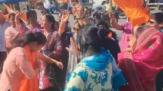 तीन राज्यों में भाजपा की जीत पर पलिया में जश्न, आतिशबाजी के साथ मिठाई बांटकर जताई खुशी