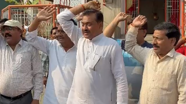 भाजपा के तीन राज्यों में बहुमत मिलने पर अमेठी जिलापंचायत अध्यक्ष राजेश अग्रहरि ने रसगुल्ले बांटे पड़ाके फोड़े लगे नारे 