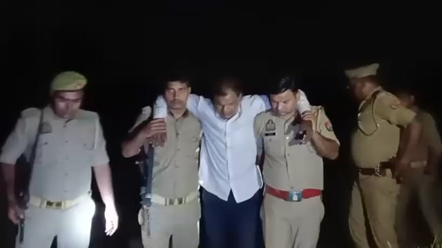 मुठभेड़ में लुटेरा घायल, पुलिस ने दबोचा

शाहजहाँपुर। जनपद में अपराधियों के खिलाफ चलाए जा रहे अभियान के तहत निगोही पुलिस को बड़ी सफलता हाथ लगी है। पुलिस ने मुठभेड़ के दौरान एक शातिर अभियुक्त को घायल अवस्था में गिरफ्तार कर लिया। उसके पास से अवैध तमंचा, कारतूस, चोरी की मोटरसाइकिल समेत लूट का सामान बरामद हुआ है।