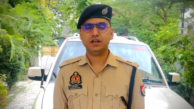 मुठभेड़ में कुंडल लूट का आरोपी गिरफ्तार, पुलिस की बड़ी सफलता
04/05/2026 की रात थाना निगोही पुलिस ने महिला से कुंडल लूटने वाले आरोपी को मुठभेड़ के दौरान गिरफ्तार कर लिया। अपर पुलिस अधीक्षक नगर ने बताया कि आरोपी झपट्टा मारकर लूट की वारदात को अंजाम देता था। पुलिस ने त्वरित कार्रवाई करते हुए आरोपी को पकड़कर आगे की विधिक कार्रवाई शुरू कर दी है।