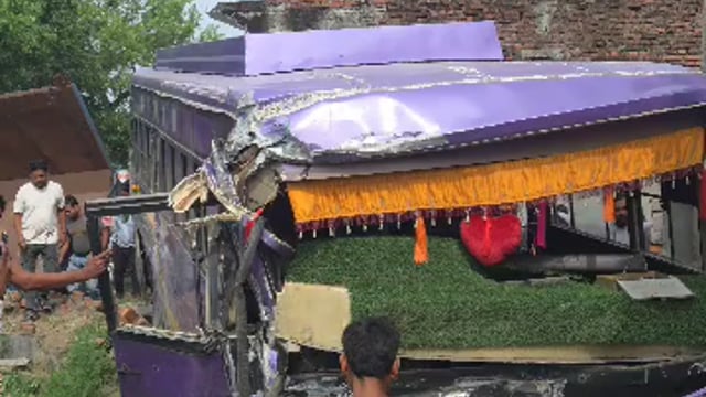 पोल से टकराकर डम्पर में घुसी निजी यात्री बस, 30 घायल, 14 की हालत गंभीर, प्राथमिक उपचार के बाद जिला अस्पताल रेफर