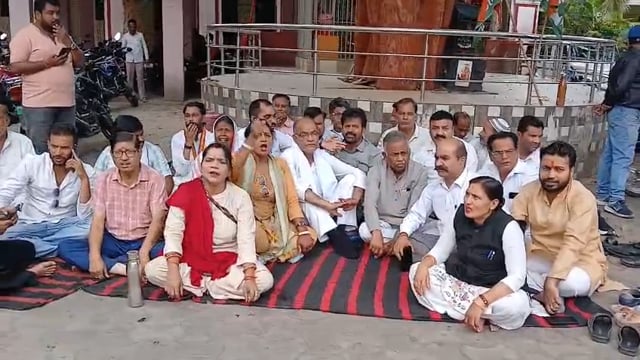 कांग्रेस के कार्यकर्ता कलेक्टर ऑफिस पर कार्य कर्ताओं के संग धरना देते