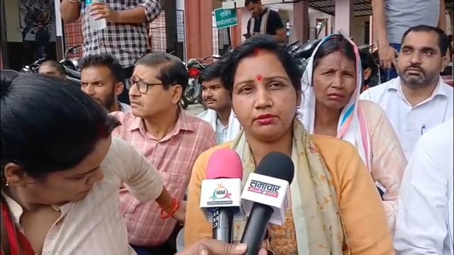 नगर पंचायत कटरा कांग्रेस करता महिला शाहजहांपुर कलेक्टर ऑफिस में धरना अपनी white देती हुईकांग्रेस का धरना, नेताओं को थाने में बैठाने का आरोप 

--कटरा नगर पंचायत के उपचुनाव में पुलिस पर एकतरफा कार्यवाही का आरोप

शाहजहांपुर। कटरा नगर पंचायत अध्यक्ष पद के लिए मंगलवार को हो रहे उपचुनाव के दौरान राजनीतिक माहौल गरमा गया। कांग्रेस नेताओं ने पुलिस पर एकतरफा कार्रवाई का आरोप लगाते हुए विरोध जताया है। कांग्रेस के अनुसार पूर्व चेयरमैन समीउसशान खान, उनके पुत्रों, चेयरमैन प्रत्याशी वाजिद अली सिद्दीकी, कांग्रेस नगर अध्यक्ष अच्छन खान समेत दर्जनों कार्यकर्ताओं को पुलिस ने जबरन थाने में बैठा रखा है। पार्टी का आरोप है कि इससे चुनाव प्रक्रिया प्रभावित हो रही है। वहीं कांग्रेस नेताओं ने यह भी आरोप लगाया कि सत्ता से जुड़े कुछ लोग खुलेआम हथियार लेकर क्षेत्र में घूम रहे हैं, लेकिन पुलिस उनके खिलाफ कोई कार्रवाई नहीं कर रही है। इन आरोपों के विरोध में जिलाध्यक्ष रजनीश गुप्ता के नेतृत्व में पार्टी पदाधिकारी व कार्यकर्ता जिलाधिकारी कार्यालय के बाहर धरने पर बैठ गए। उन्होंने निष्पक्ष मतदान सुनिश्चित कराने और हिरासत में लिए गए नेताओं को तत्काल रिहा करने की मांग की। पुलिस प्रशासन की ओर से फिलहाल इस मामले में कोई आधिकारिक बयान सामने नहीं आया है।