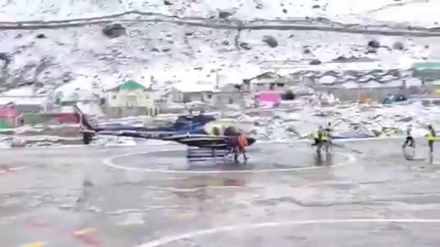 ➡️.....उत्तराखंड- केदारनाथ धाम में भारी बर्फवारी और बारिश के चलते हैली सेवा रोक दी गयी थी, 
आज मौसम खुला और हैलीकॉप्टर फिर से ड्यूटी पर लौट आये है
चारों ओर बर्फ से सजे पहाड़ दिखाई दे रहे है