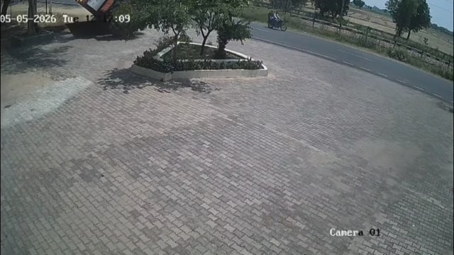 🚧 तेज रफ्तार का कहर: पीके कॉलेज गेट तोड़ कैंटर पलटी, एक की मौत
