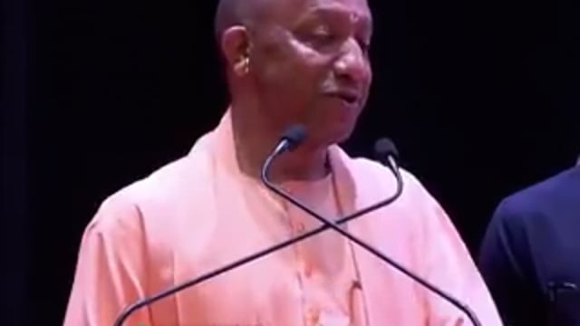 ➡️......CM योगी ने फिर ली रवि किशन की फिरकी 
एक सभा के दौरान सीएम योगी ने कहा कि - मेरे पास रवि किशन आए और बोलो आपने मुझे बधाई नहीं दी, तब मैंने कहा किस बात की बधाई?
रवि किशन ने कहा कि-  मुझे PHD की उपाधि मिली है, मैंने कहा वो मानद उपाधि है