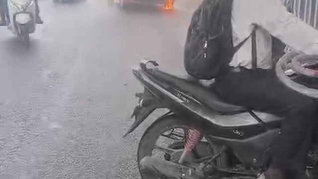 आगरा की थाना रकाबगंज क्षेत्र के अंतर्गत रावली पुल पर अचानक बारिश के दौरान एक कार में अचानक आग लग गई कार बनी आज का गोला