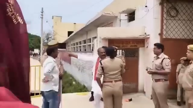 कटरा उपचुनाव: मतदान के बीच हंगामा, पुलिस ने संभाला मोर्चा

शाहजहांपुर के कटरा नगर पंचायत उपचुनाव में मतदान के दौरान आर्य कन्या इंटर कॉलेज मतदान केंद्र के बाहर उस समय हंगामा हो गया, जब आल इंडिया फारवर्ड ब्लाक की प्रत्याशी पूजा कसाना और सपा प्रत्याशी मौके पर पहुंच गए। दोनों ने पुलिस पर फर्जी मतदान कराने का आरोप लगाया।