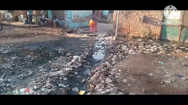 आगरा के टेढ़ी बगिया कालंद्री बिहार रोड पर गंदगी का अंबार बहुत ही बुरी हालत जनता हो रही परेशान कर रही मुसीबत का सामना 