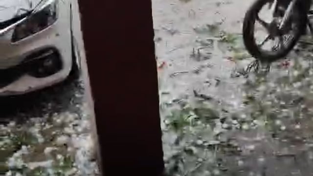 जनपद मुजफ्फरनगर के कहीं गाँव मे भारी बारिश के साथ ओले  भी पड़े